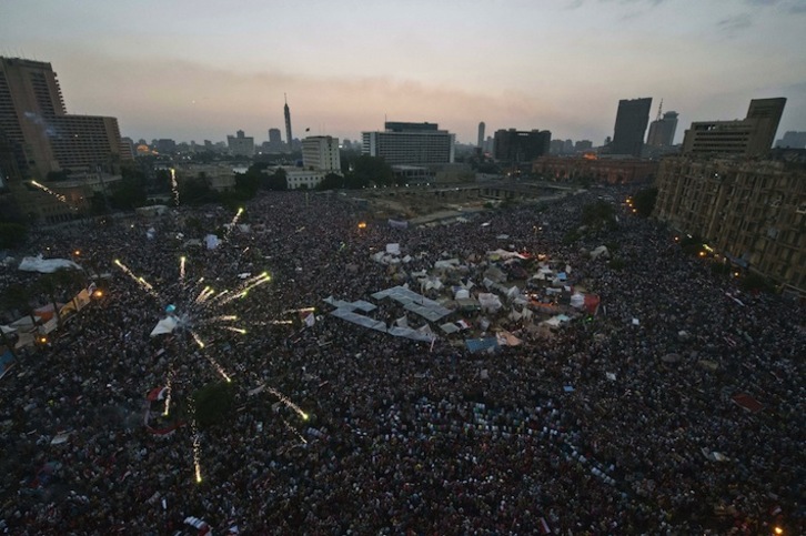 Opositores a Mohamed Morsi han abarrotado la plaza Tahrir de El Cairo. (Khaled DESOUKI/AFP)