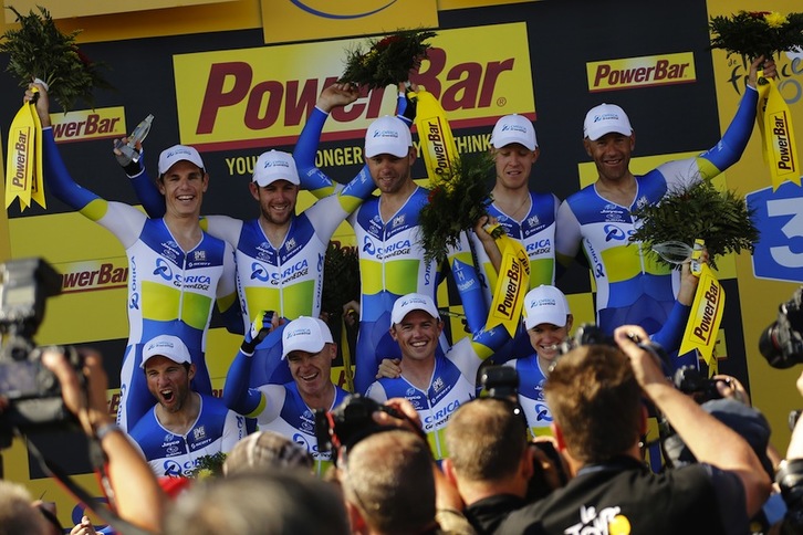 Los ciclistas del Orica celebran el triunfo en la crono por equipos. (Jeff PACHOUD/AFP)
