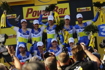 Los ciclistas del Orica celebran el triunfo en la crono por equipos. (Jeff PACHOUD/AFP)