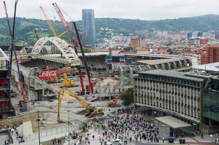 Lau garabi behar izan dituzte arkua mugitzeko. (Luis JAUREGIALTZO/ARGAZKI PRESS)