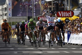 Mark Cavendish se ha impuesto en Marsella en un cerrado sprint. (Jeff PACHOUD/AFP PHOTO)