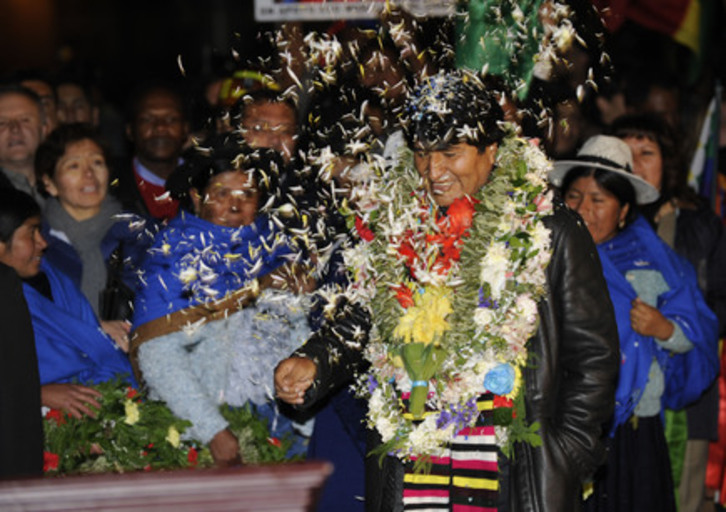 Morales, recibido por sus compatriotas a su llegada al aeropuerto. (Jorge BERNAL/AFP)