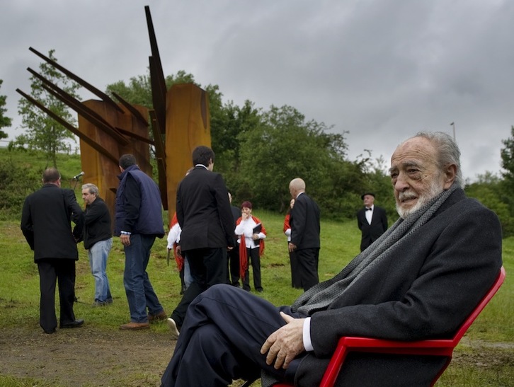 Néstor Basterretxea, durante el homenaje que le rindieron en  Meatzalde Parkea, en Trapagaran. (Marisol RAMÍREZ/ARGAZKI PRESS)