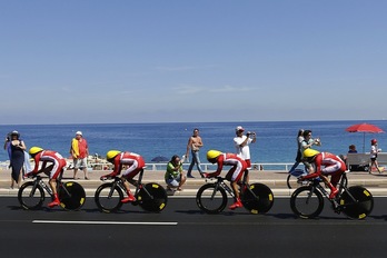 El equipo Cofidis, durante la contrarreloj por equipos de Niza. (Jeff PACHOUD/AFP)