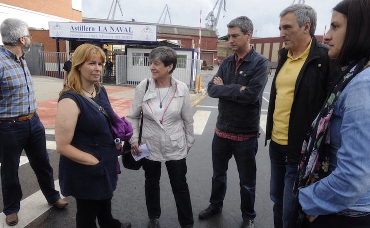 EH Bilduko Laura Mintegi, Oskar Matute eta Inaki Irazabalbeitia, La Naval ontziolan. (ARGAZKI PRESS)
