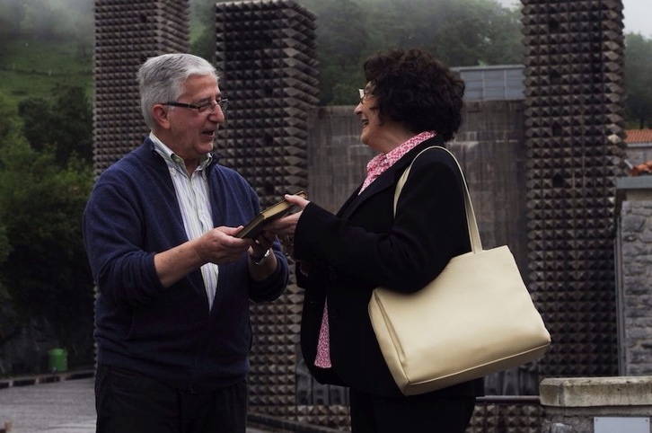 Joxe Mari Arregi fraideak eman dio eskuizkribua Meli Esteban Arestiren alargunari. (ARGAZKI PRESS)