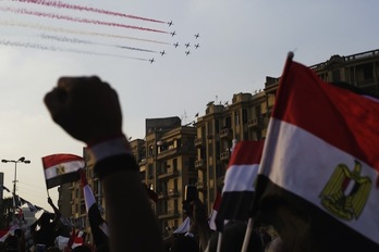 Tanques del Ejército, apostados en las calles de El Cairo. (Khaled DESOUKI/AFP PHOTO)