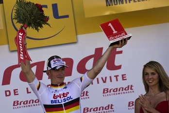 Greipel celebra el premio a la combatividad en Montpellier. (Jeff PACHOUD/AFP)