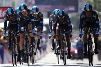 Ciclistas del Sky, durante la crono por equipos. (Pascal GUYOT/AFP)