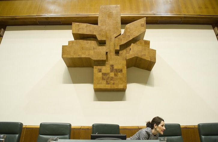 Bakartxo Tejeria, Legebiltzarreko Mahaian. (Raul BOGAJO/ARGAZKI PRESS)