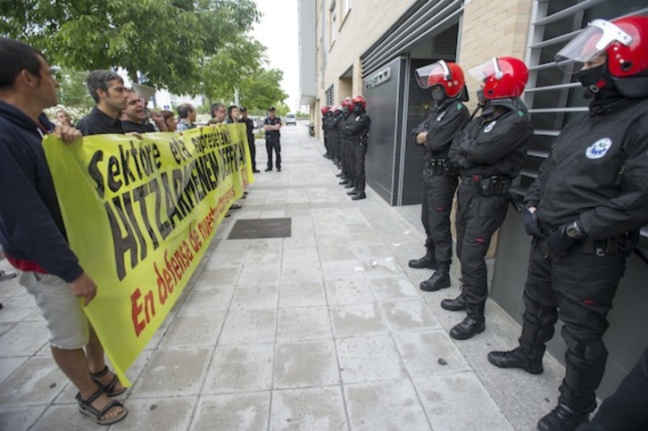 Concentración de LAB frente a la sede del Consejo de Relaciones Laborales. (Juanan RUIZ/ARGAZKI PRESS)