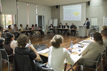 El diputado de Amaiur Jon Inarritu en su presentación en el curso de verano de la EURAC de Bolzano. (EURAC)