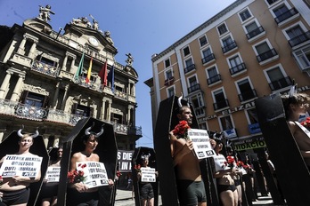 48 activistas han protestado con ataúdes y ramos de flores. (Jagoba MANTEROLA/ARGAZKI PRESS)
