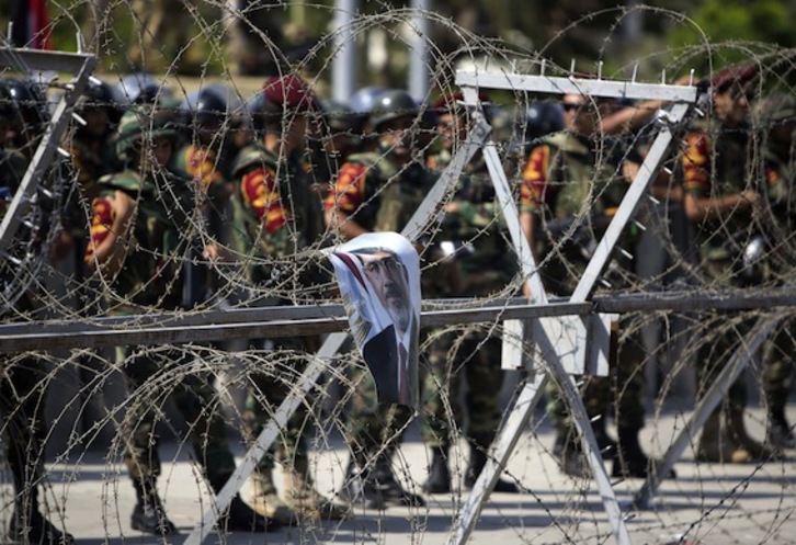 Una imagen de Mohamed Morsi, colgada en una alambrada colocada en El Cairo por las fuerzas de seguridad. (Mahmud HAMS/AFP PHOTO)