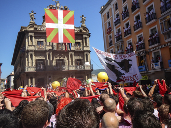 La ikurriña y la banderola por los presos en la plaza del Ayuntamiento. (Jagoba MANTEROLA / ARGAZKI PRESS)