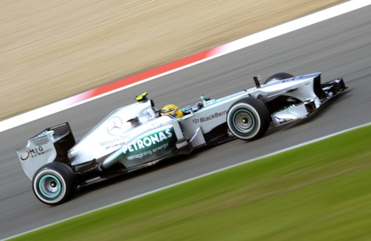 Lewis Hamilton britainiarra aterako da igande honetan aurreneko postuan. (Patrick STOLLARZ/AFP PHOTO)