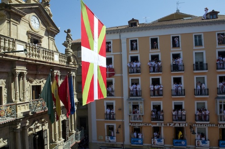 La gran ikurriña desplegada frente al Ayuntamiento de Iruñea durante el chupinazo de 2013. (Idoia ZABALETA/ARGAZKI PRESS)