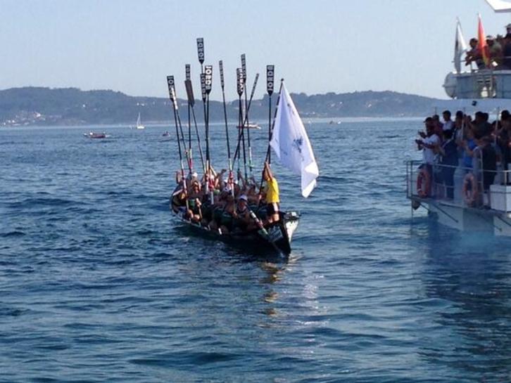 Los remeros de Kaiku celebran su victoria. (@concellosxx)