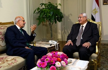 Mohamed El Baradei, sentado junto a Adli Mansour. (AFP PHOTO)