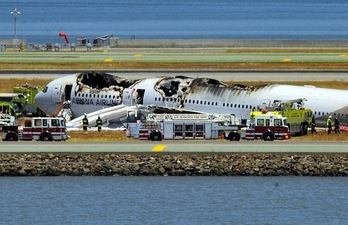 El avión accidentado, sobre las pistas del aeropuerto de San Francisco. (Josh EDELSON/AFP PHOTO)