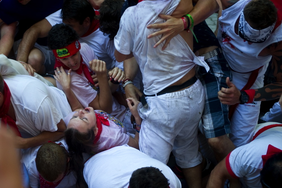 Empujones entre la gente durante el encierro.