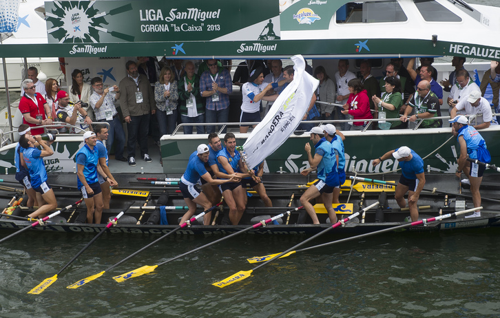 Tiran taldearen arraunlariak joan den astean lortutako garaipena ospatzen. (Luis JAUREGIALTZO / ARGAZKI PRESS)