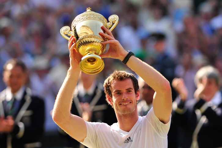Murray con el trofeo de campeón. (GLYN KIRK / AFP)