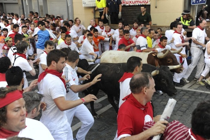 Los toros de la ganadería de Dolores Aguirre han protagonizado un rápido segundo encierro. (ARGAZKI PRESS)