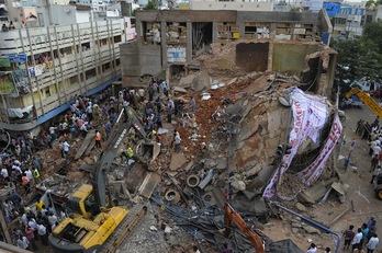 Los equipos de rescate trabajan sobre el hotel, reducido a escombros. (Noah SEELAM/AFP PHOTO)