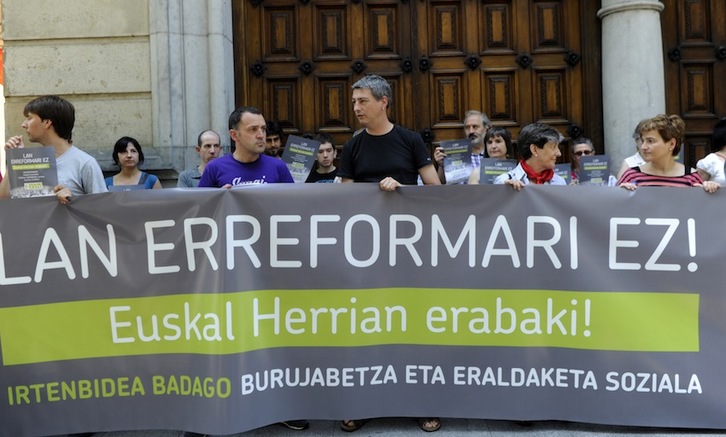 Concentración de EH Bildu el pasado sábado frente a la sede de Confebask. (Marisol RAMIREZ/ARGAZKI PRESS)