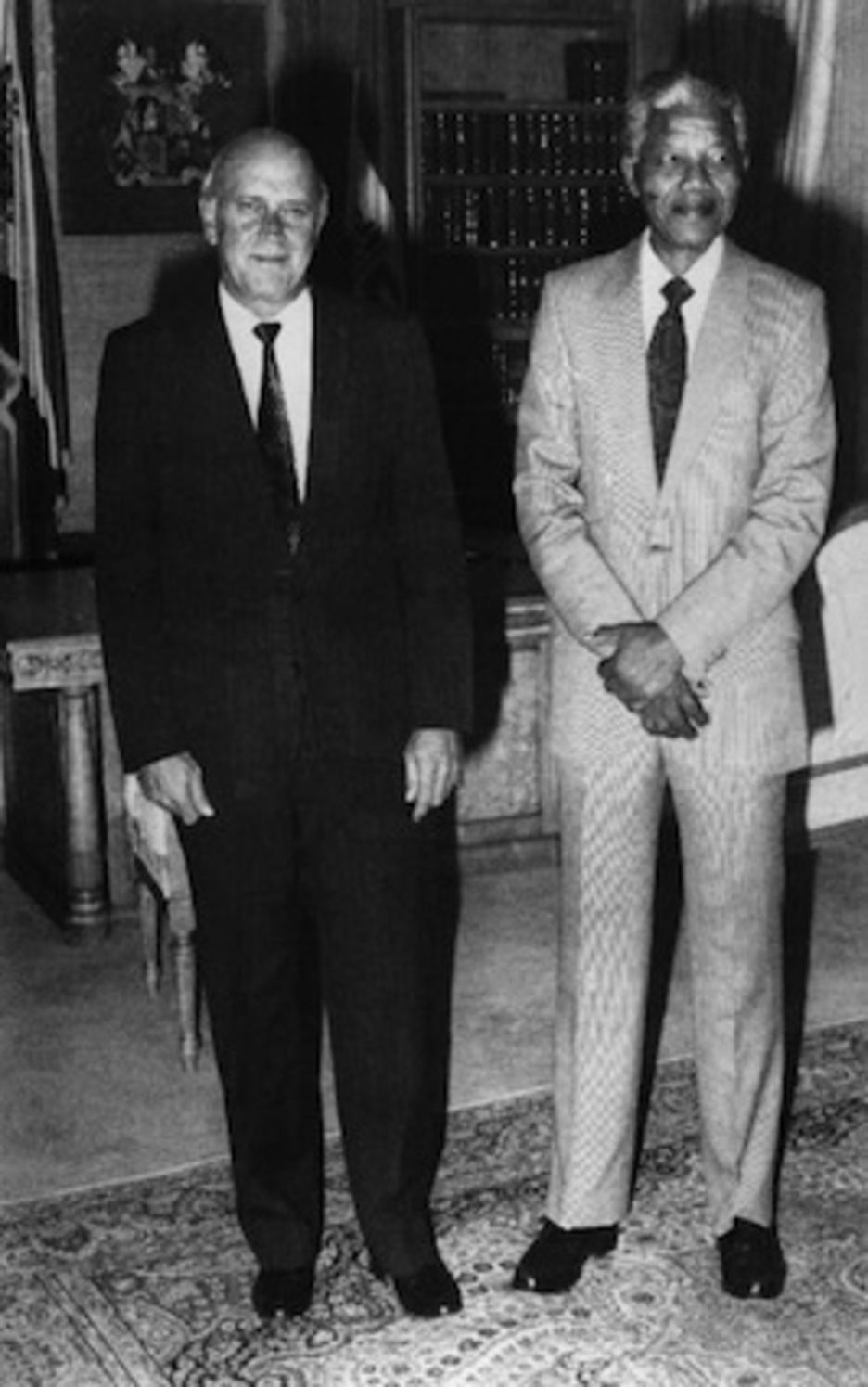 Aún permaneciendo en prisión, mantuvo negociaciones con los mandatarios sudafricanos con vistas a poner fin al régimen del apartheid. (AFP PHOTO)