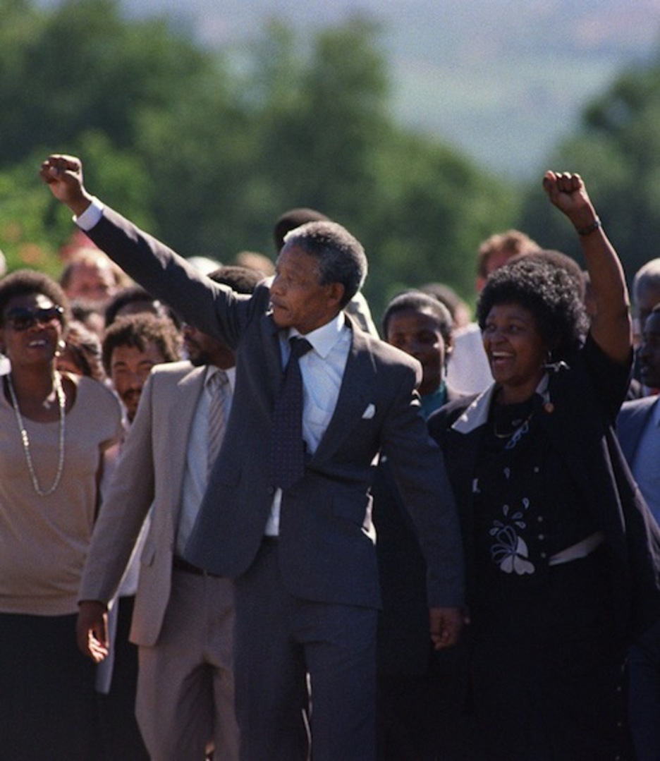 El 11 de febrero de 1990 abandona sale de la cárcel tras haber pasado 27 años encarcelado. (AFP PHOTO)