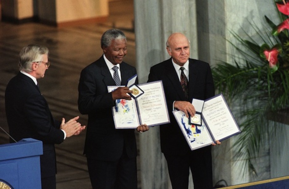 El 10 de diciembre de 1993 recibe, junto a Frederik De Klerk, el premio Nobel de la Paz. (Gerard JULIEN/AFP PHOTO)