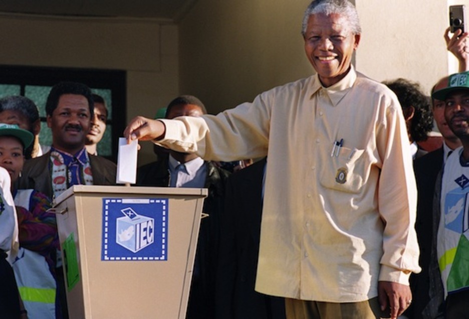 El 27 de abril de 1994 se celebran las primeras elecciones libres en Sudáfrica. (Walter DHLADHLA/AFP PHOTO)