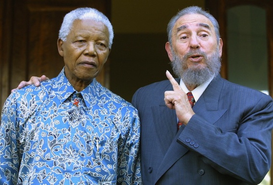 Aquejado de cáncer de próstata, deja la Presidencia en 1999 y comienza a retirarse paulatinamente de la política. En imagen, en 2001 junto a Fidel Castro. (AFP PHOTO)