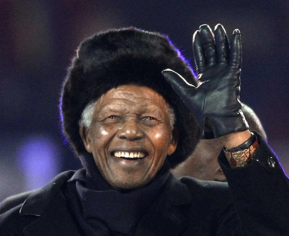 La de la ceremonia de clausura del mundial de fútbol de Sudáfrica, en 2010, es una de sus últimas apariciones públicas. (AFP PHOTO)