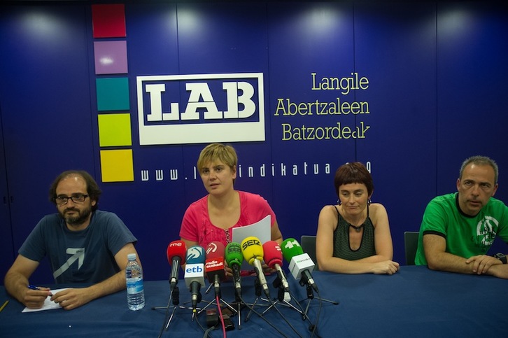 Ainhoa Etxaide y Garbiñe Aranburu han comparecido junto a miembros de las federaciones de LAB. (Andoni CANELLADA/ARGAZKI PRESS).