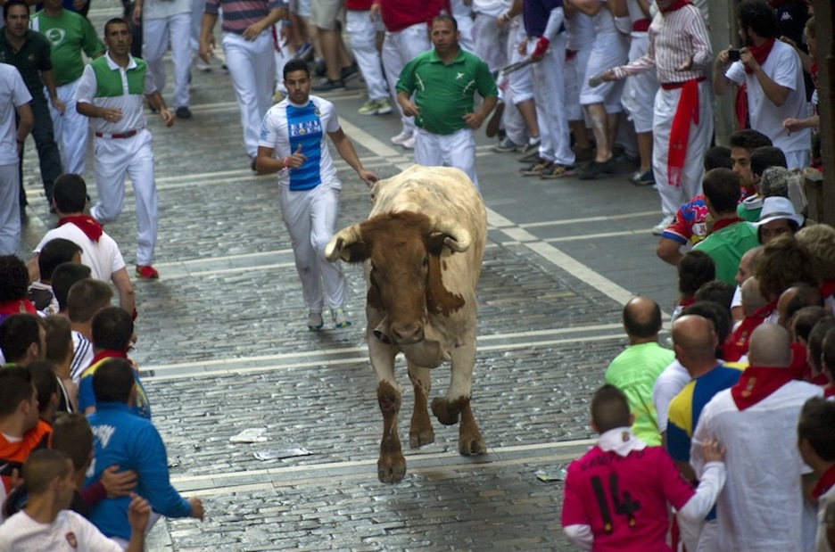 Un manso ha quedado rezagado en la Calle Estafeta. (Juan Carlos RUIZ/ARGAZKI PRESS)