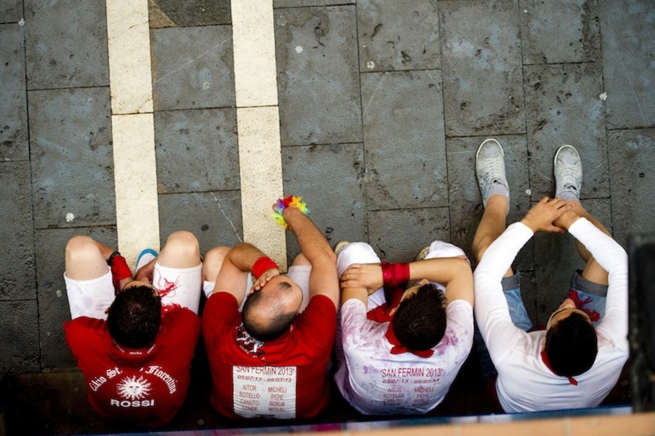 Cuatro corredores aguardan al comienzo del encierro. (Juan Carlos RUIZ/ARGAZKI PRESS)