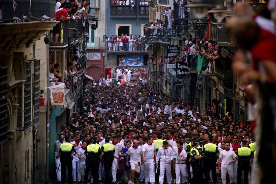 Barrera policial antes del inicio del encierro. (Juan Carlos RUIZ/ARGAZKI PRESS)