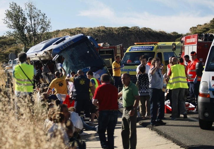 Bomberos y personal sanitario atienden a los heridos en el lugar del accidente. (Antonio BARTOLOME/AFP) 