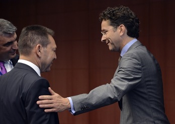 Jeroen Diksselbloem -eskuinean- Eurotaldeko lehendakaria, Greziako Ekonomia ministroarekin. (Thierry CHARLIER/AFP)