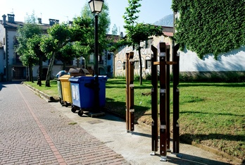 Los postes para la recogida selectiva de residuos, en las calles de Lakuntza. (Raul BOGAJO/ARGAZKI PRESS)