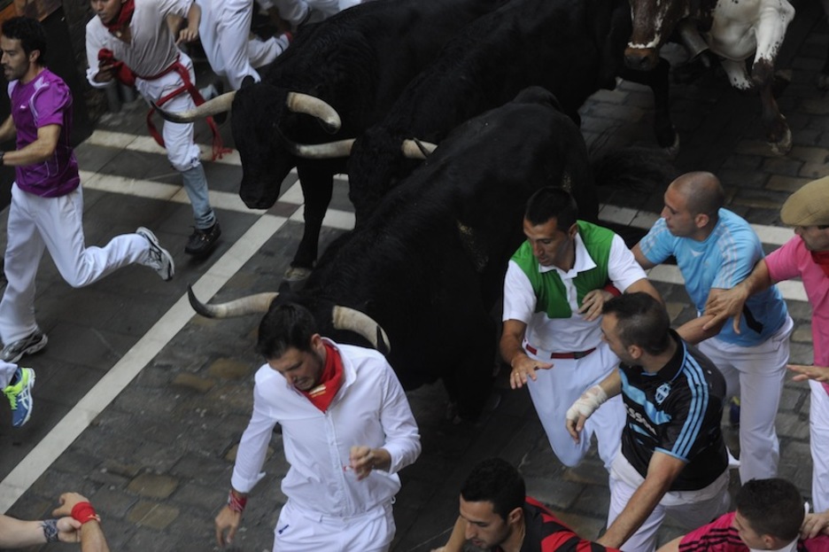 Un corredor evita por los pelos ser corneado. (ARGAZKI PRESS) Un corredor evita por los pelos ser corneado. (ARGAZKI PRESS)