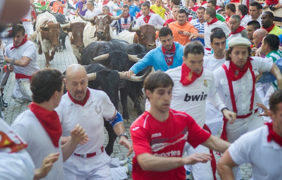 Un joven agarra al toro por el asta antes de entrar en la plaza de toros. (Andoni CANELLADA/ARGAZKI PRESS) Un joven agarra al toro por el asta antes de entrar en la plaza de toros. (Andoni CANELLADA/ARGAZKI PRESS)