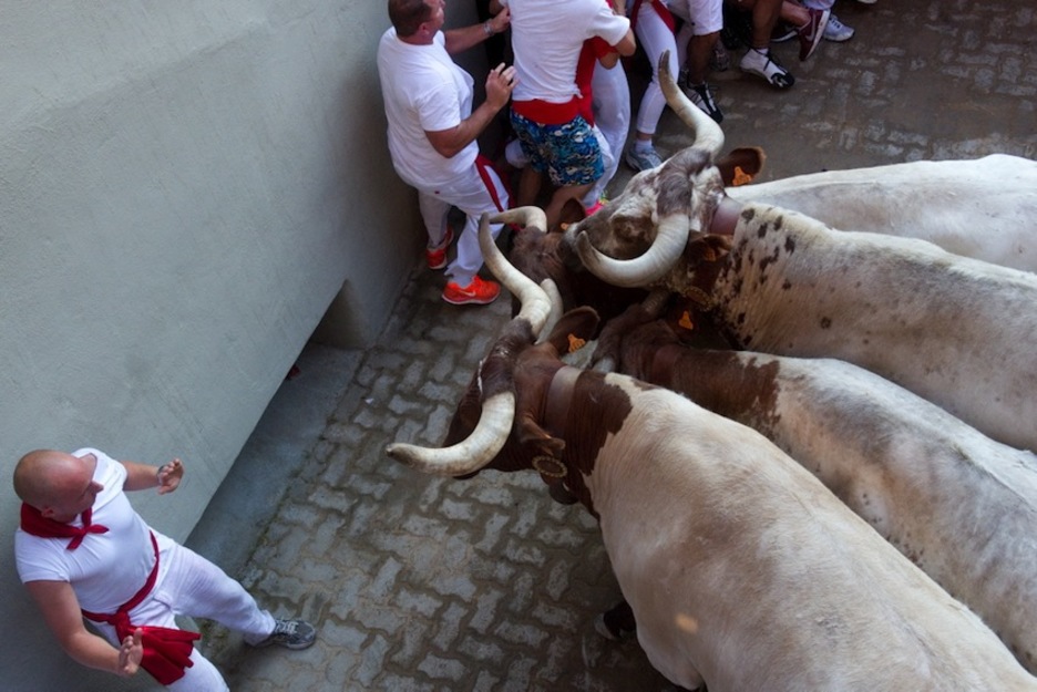 Momento de tensión, con varios mozos acorralados por los cabestros. (Iñigo URIZ/ARGAZKI PRESS) Momento de tensión, con varios mozos acorralados por los cabestros. (Iñigo URIZ/ARGAZKI PRESS)