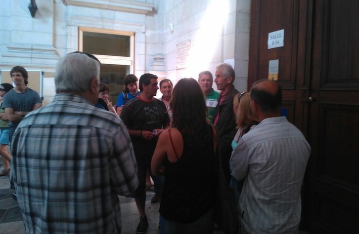 Atorrasagasti eta Aranalde epaitegiaren kanpoaldean joan zen asteartean. (Maia SUOMI)