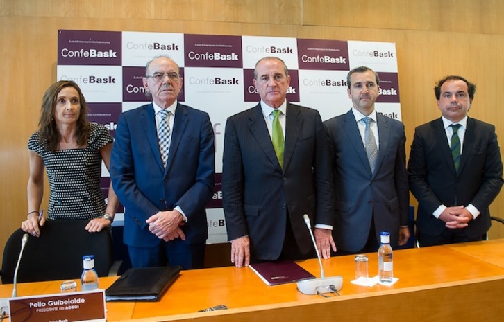 Miguel Ángel Lujua, junto a Nuria López de Gereñu y los presidentes de Adegi, Cebek y SEA. (Luis JAUREGIALTZO/ARGAZKI PRESS)