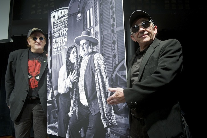 Javier Gurruchaga eta ‘Popotxo’, kartelarekin. (Jon URBE/ARGAZKI PRESS)