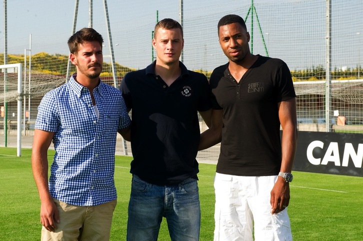 Oriol Riera (c) ha sido presentado este mares como nuevo jugador de Osasuna. (Idoia ZABALETA/ARGAZKI PRESS)